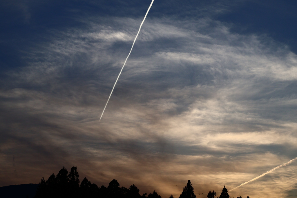 西に伸びる飛行機雲