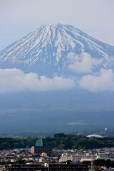 富士山を背にする富士市