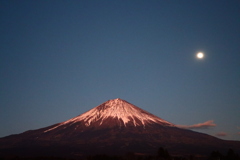 相変わらず夜富士と月