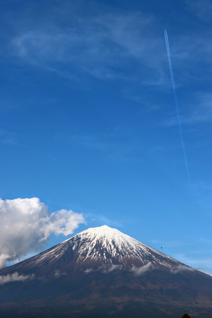 富士山上空に伸びる飛行機雲