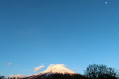 赤富士と月