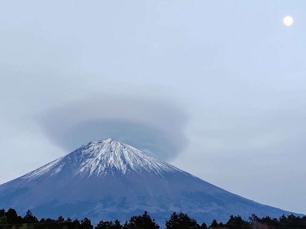 富士山と笠雲とおぼろ月