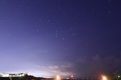 夏なのに朝方夜空は冬の空