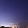 夏なのに朝方夜空は冬の空