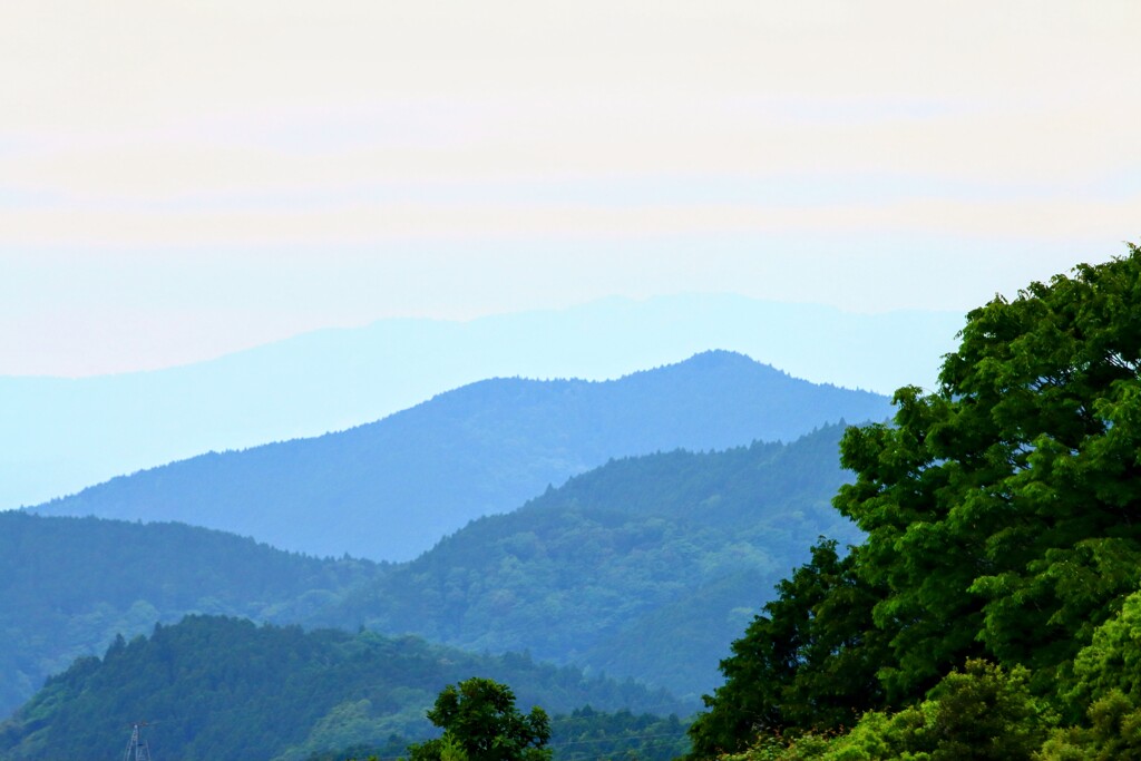 重なる山山