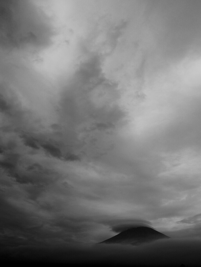 雲に浮かぶ富士
