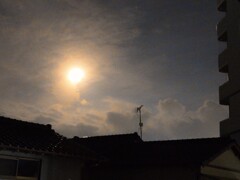 低空で輝く満月