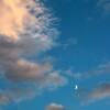 夕焼け雲と月