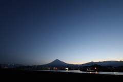 夜明け前の富士山