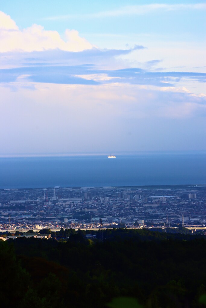 高台から富士市と駿河湾