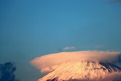 くまさんに見つめられ赤くなる富士山