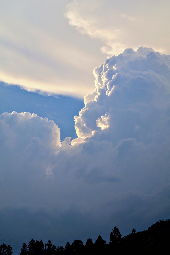 夕暮れ時の入道雲