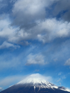 雲が多いですが綺麗な富士山