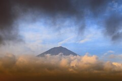 雲に囲まれた富士