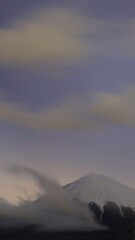 暗闇の中の富士山