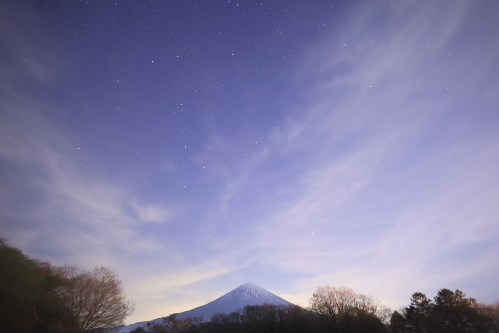 夜の富士山と雲と星