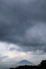 煙る富士