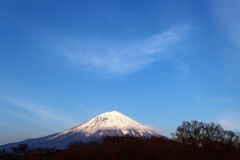 シンメトリーっぽい雲と富士山