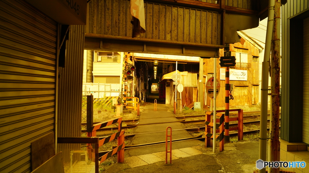 電車が横切る商店街①