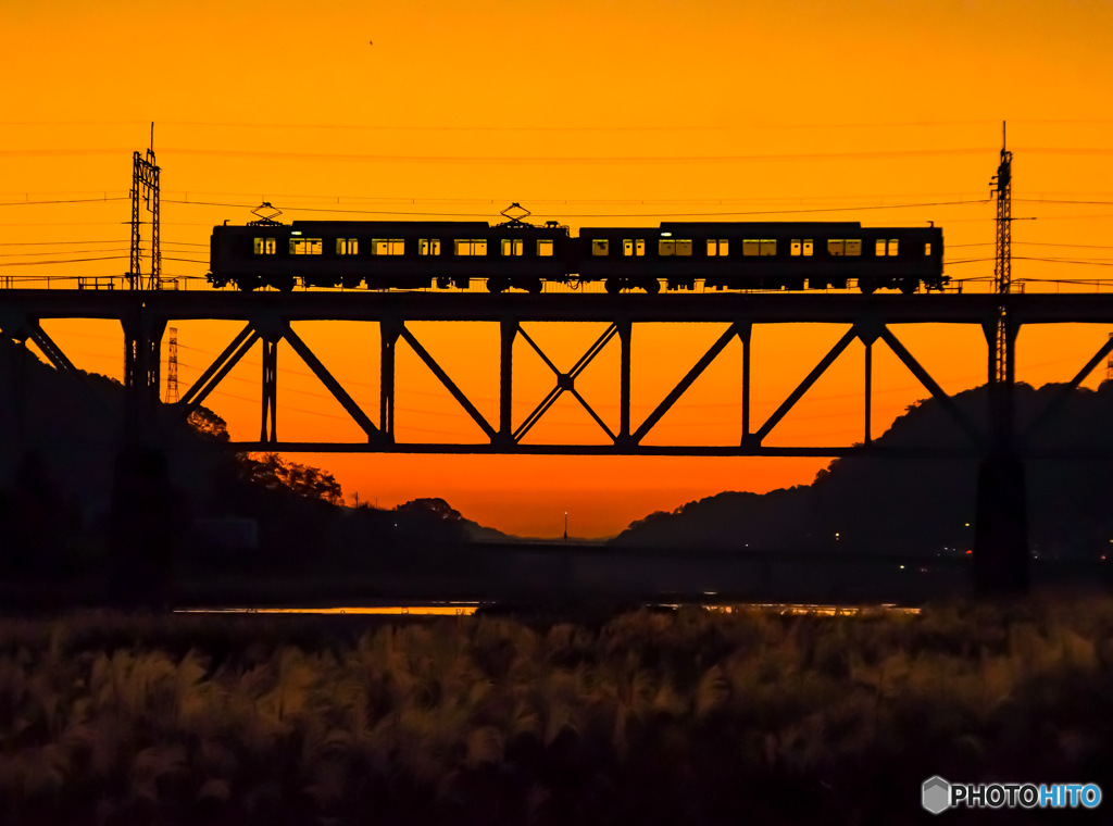吉野川橋梁を通過する電車