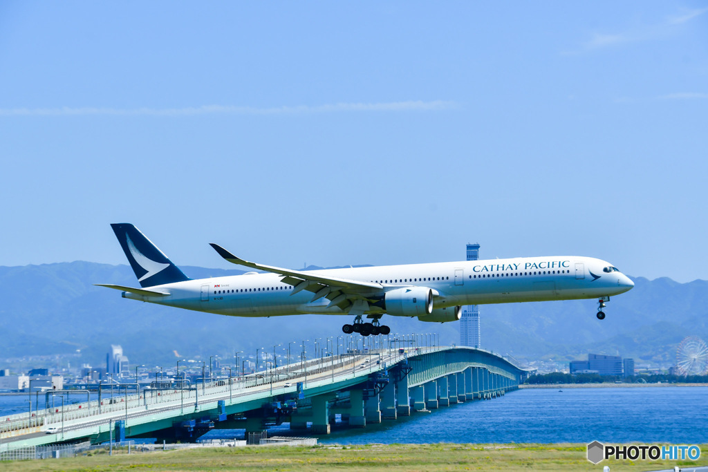 関空連絡橋の上を通過するキャセイ航空機