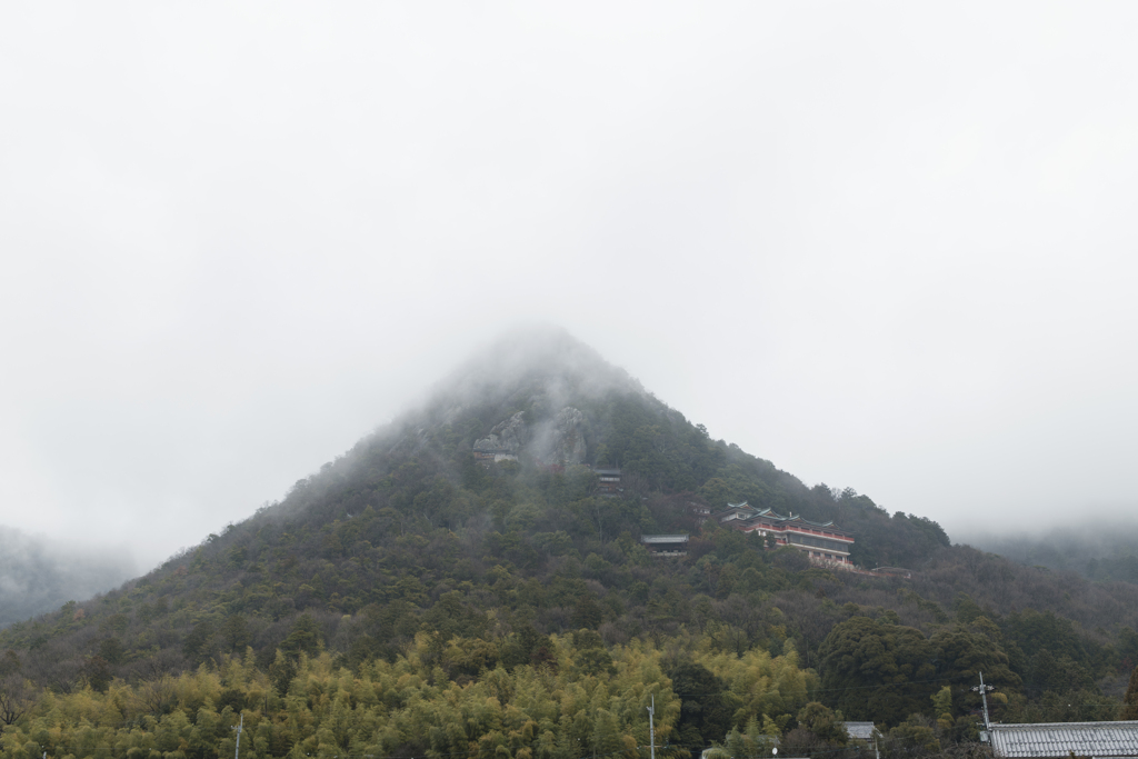 太郎坊神社～雨雲に包まれて～