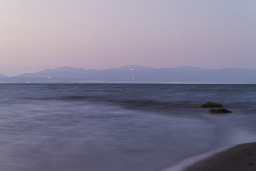 湖岸の灯り