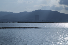 琵琶湖湖岸にて：対岸のプリンスホテル