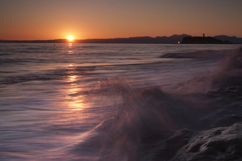 波が線になる冬海