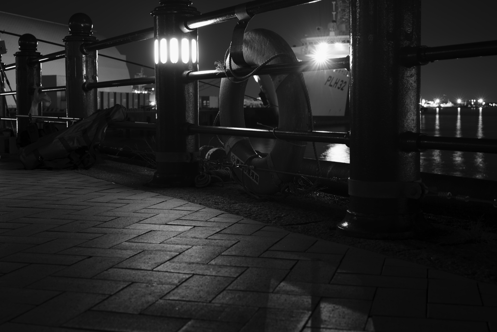 白と黒の波止場