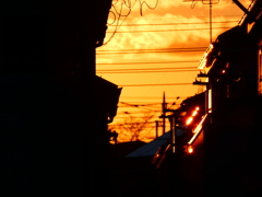 軒下に映る夕陽