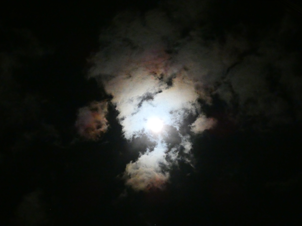 スノームーンの月彩雲