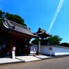 山門と鐘楼と飛行機雲
