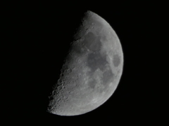 夜の上弦の月