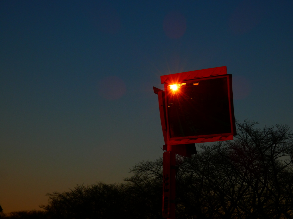 カーブミラーの中の夕陽