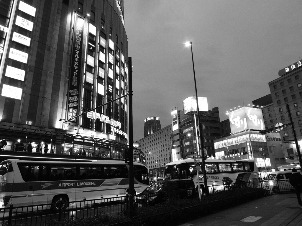 大阪駅北東側道路