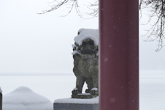 雪化粧の狛犬