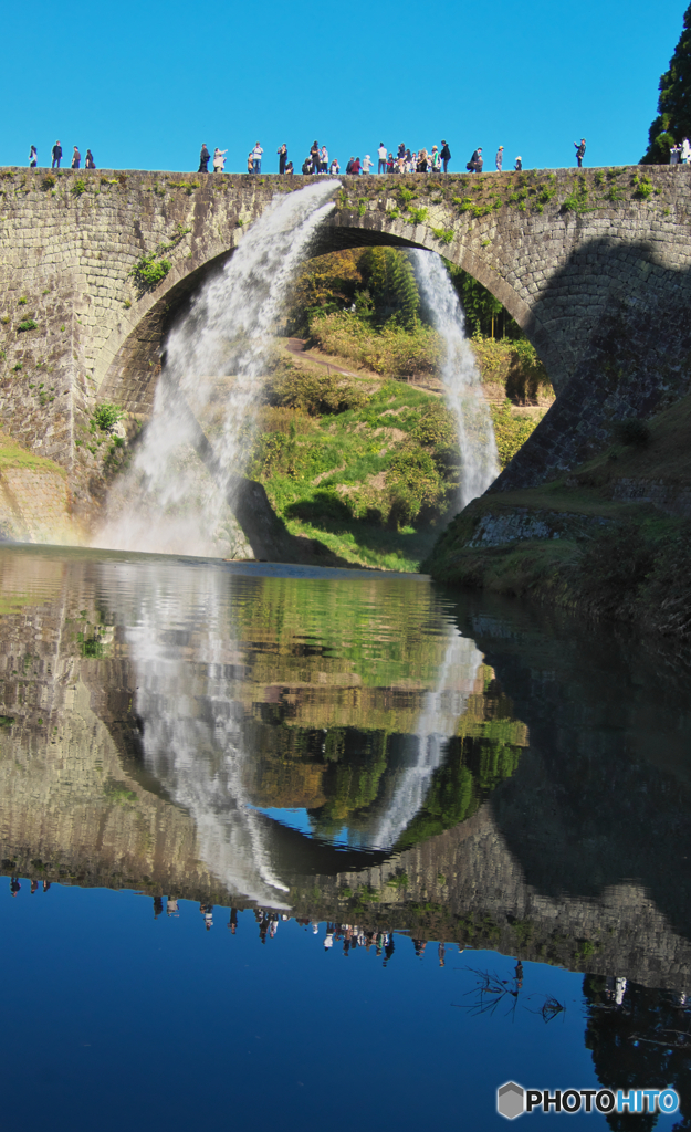 アーチ橋の放水