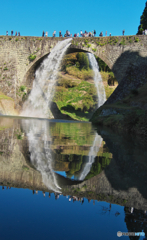 アーチ橋の放水