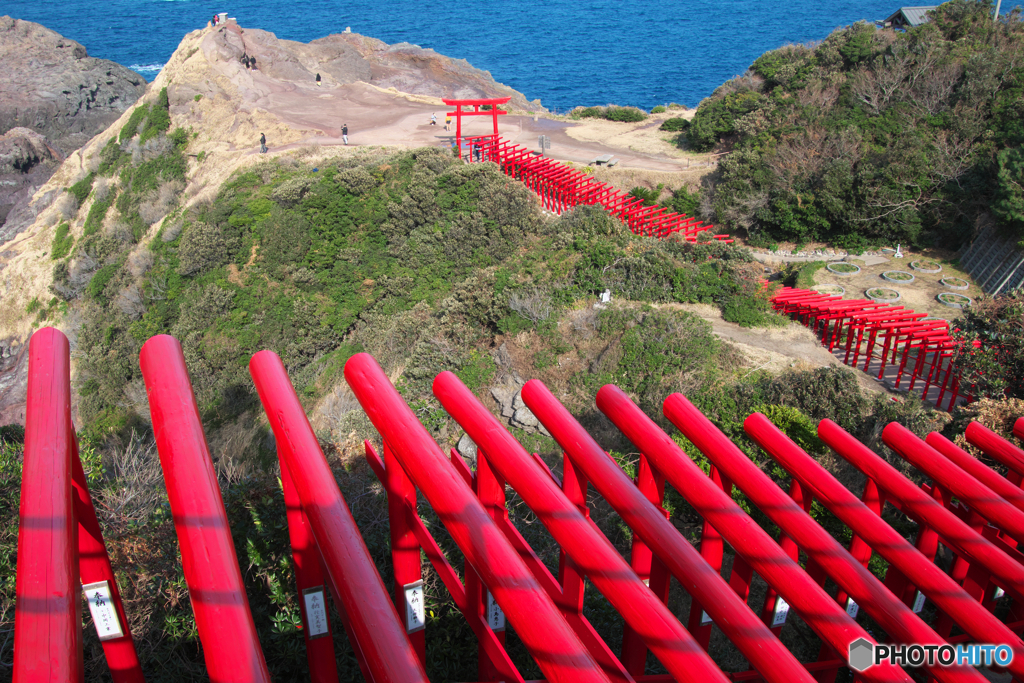 海岸の赤い鳥居