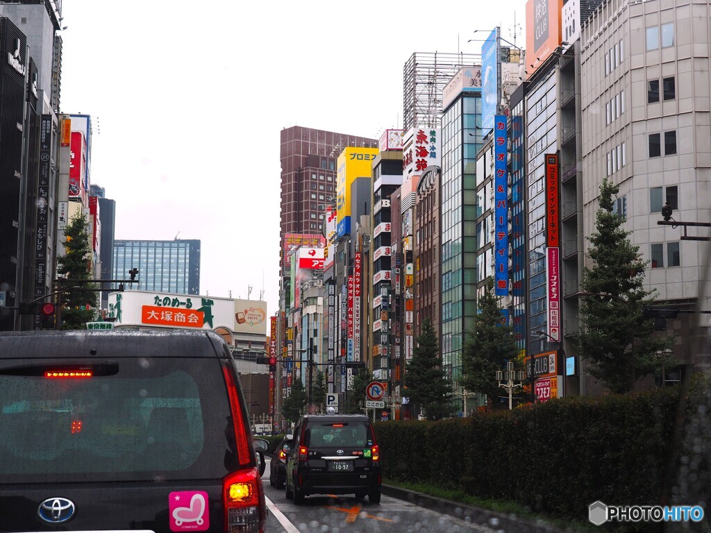 雨の新宿