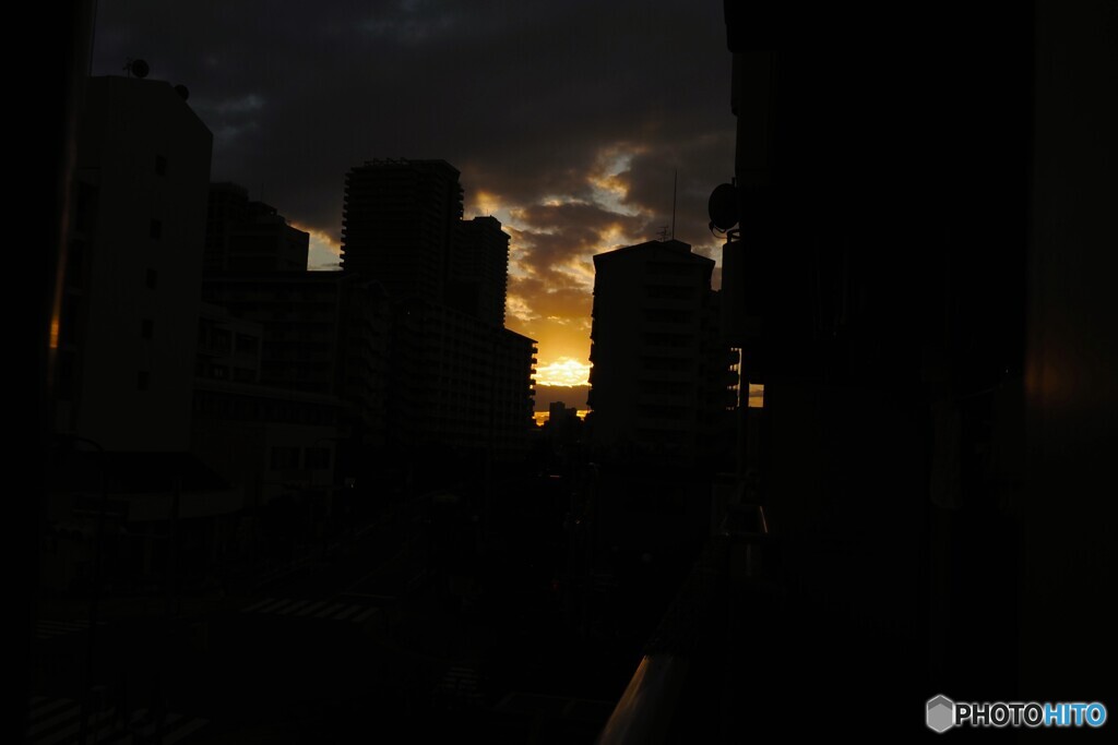 高層ビル街の夕景