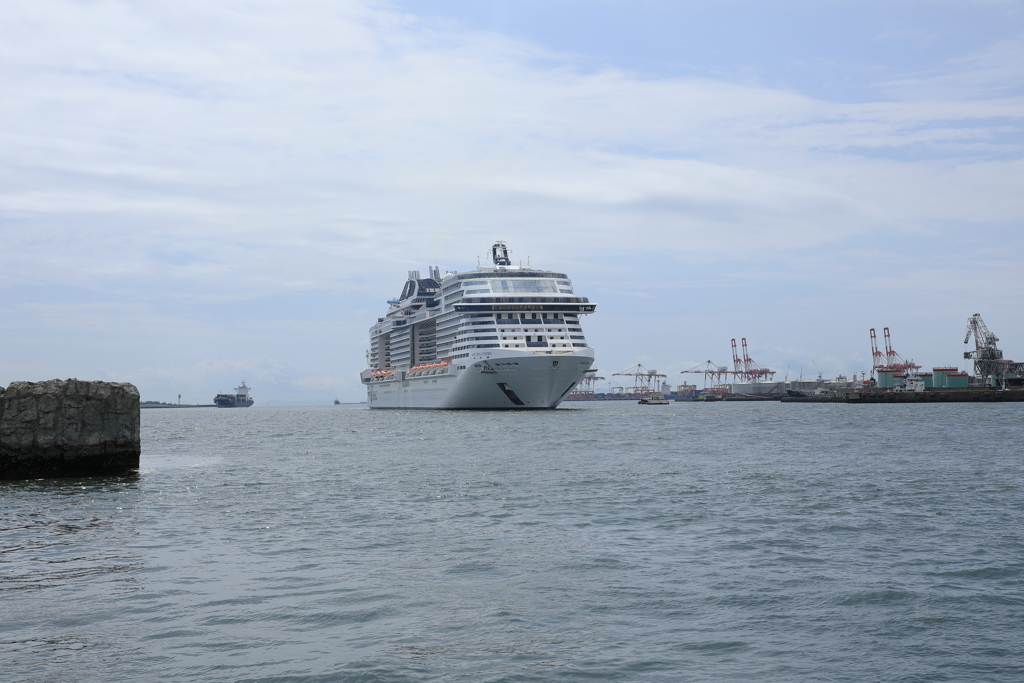 大阪港『MSC・ベリッシマ』入港手前②