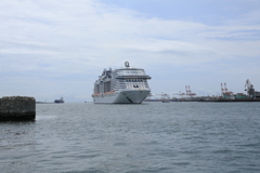 大阪港『MSC・ベリッシマ』入港手前②