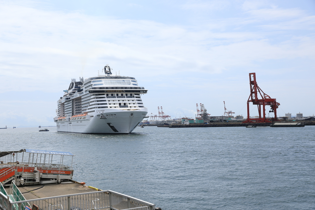 大阪港『ＭＳＣ・ベリッシマ』入港手前①