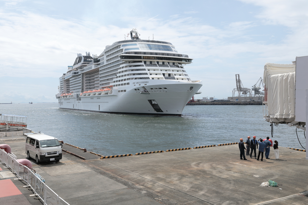大阪港『MSC・ベリッシマ』入港手前