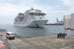 大阪港『MSC・ベリッシマ』入港手前
