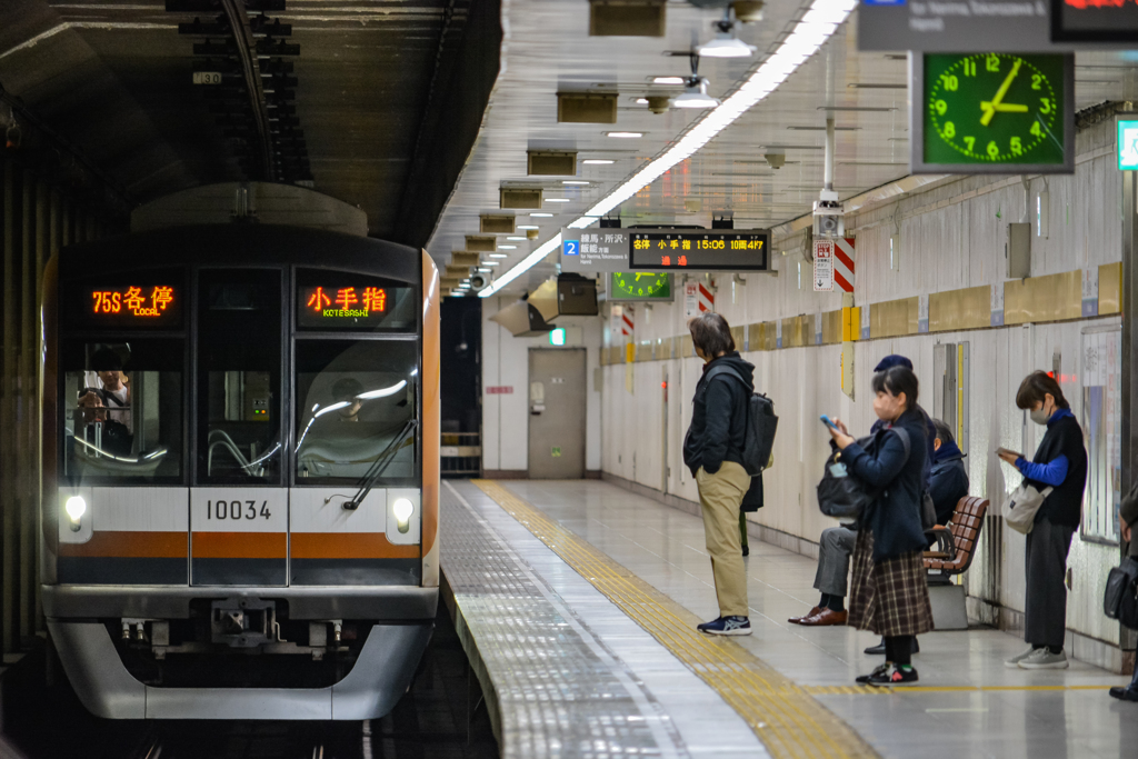 静かな駅に。