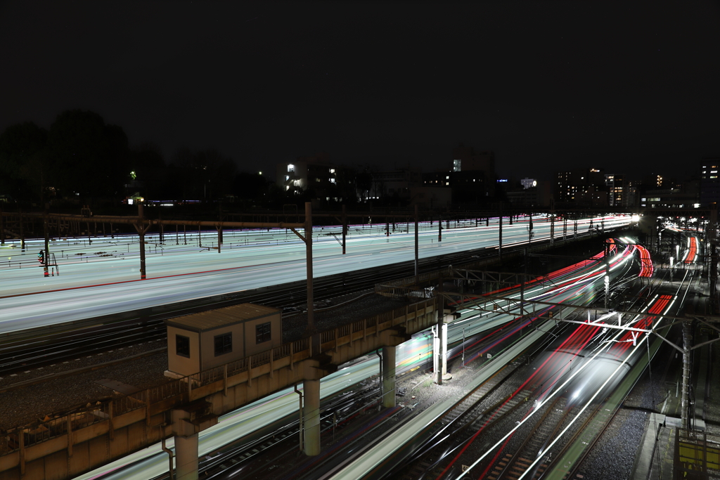 行き交う列車が紡ぎだす光跡