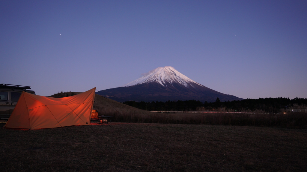 富士とテント